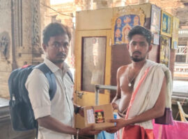 AMMAN-TRY-distributing-Viboodhi-packets-Thiruvanaikaval-Akilandeswari-Temple