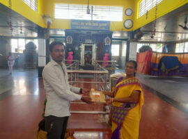 AMMAN-TRY-distributing-Viboodhi-packets-pala-pattarai-mariamman-Temple
